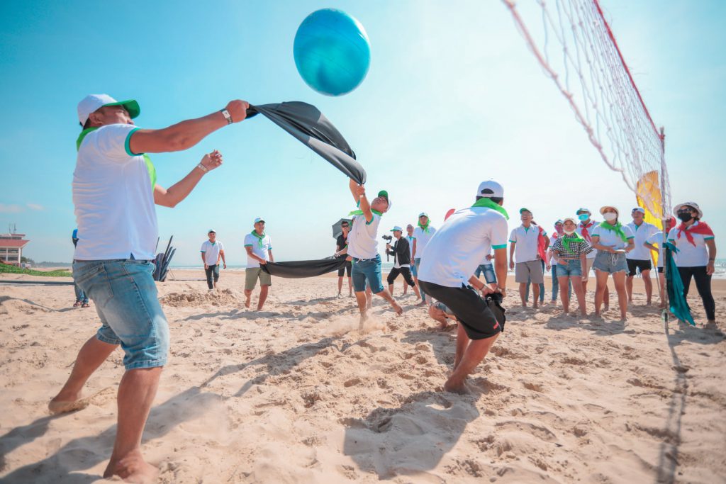 Trò chơi team building bóng chuyền trên biển