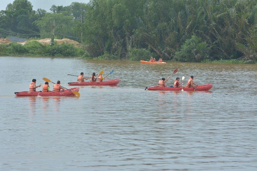 Chèo thuyền kayak tại khu du lịch The BCR