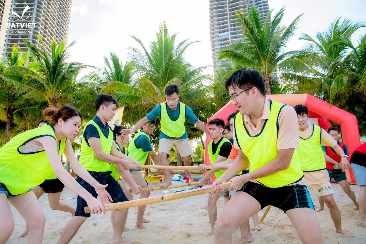 Tổ chức teambuilding hè tại bãi biển Mỹ Khê 