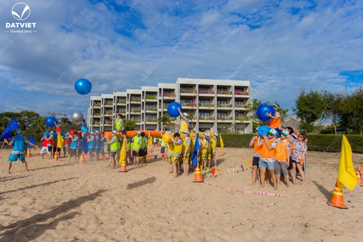 Tổ chức teambuilding tại bãi biển Hồ Tràm