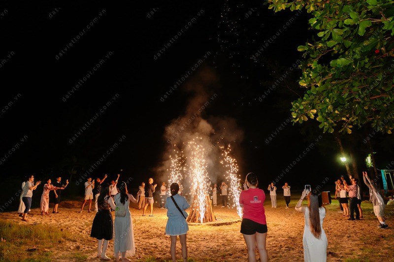 Đêm Gala Building được tổ chức tại Hồ Tràm (Ảnh: Đất Việt Team Building)